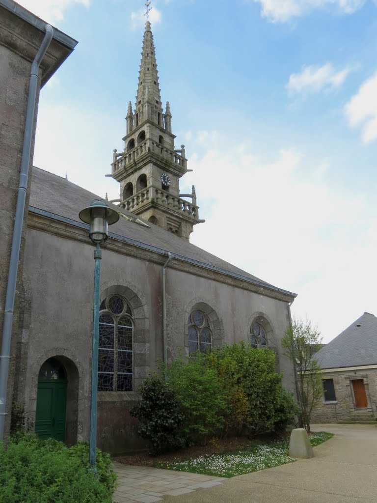 Plouguerneau - Coté droit de l'église by epaulard59