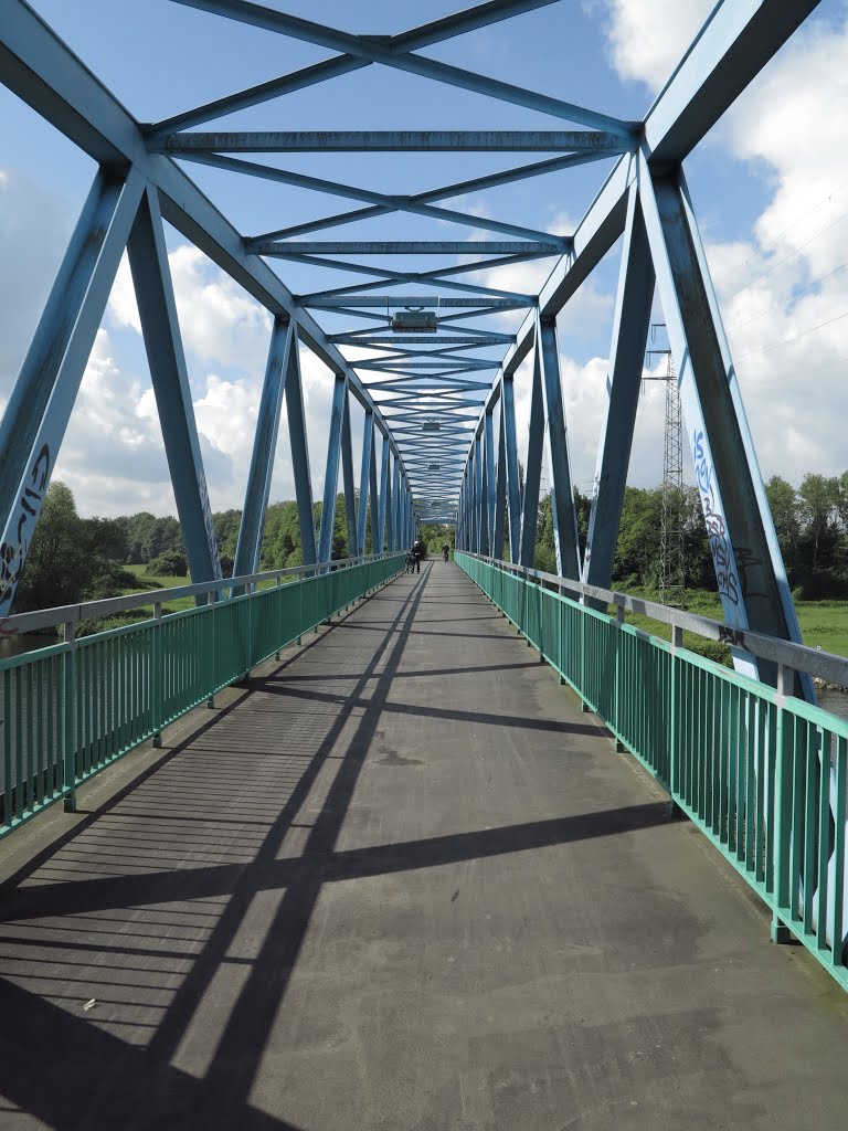 Radwegbrücke in Styrum by Ruesterstaude