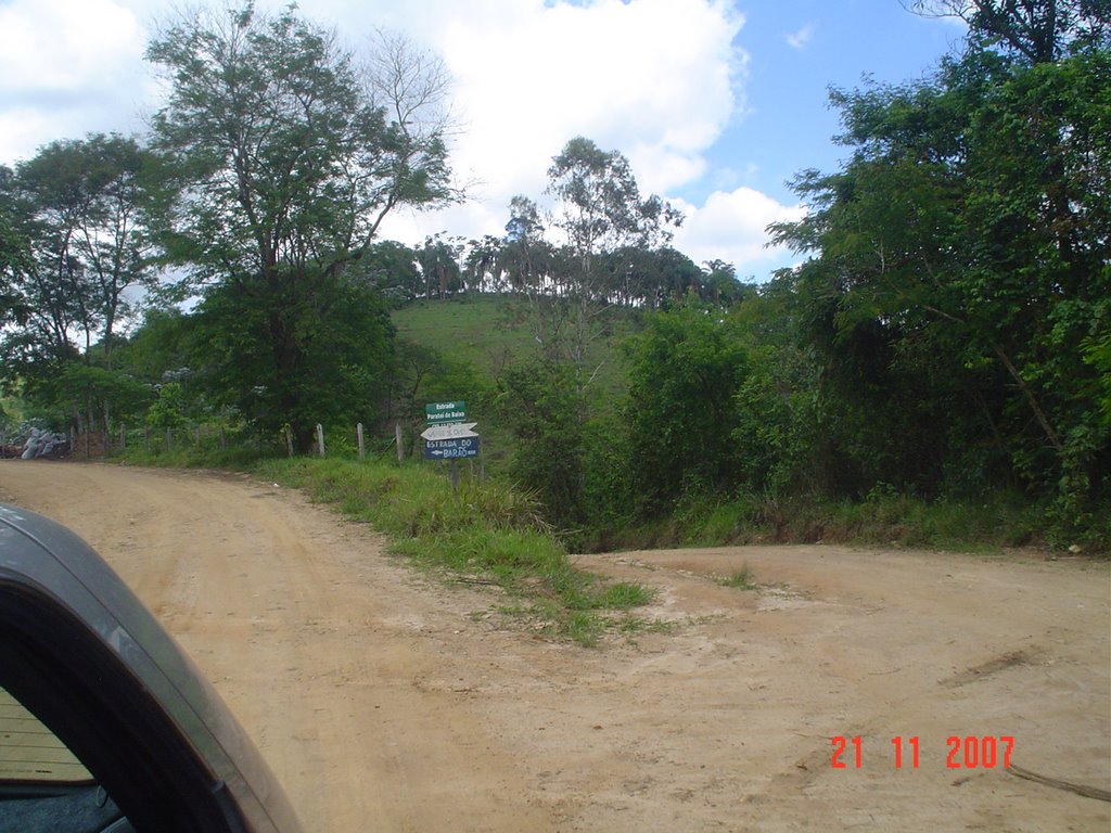 Estrada do Pinheirinho - Bairro do Paratei de Baixo - Zona Rural de Jacareí -SP by toninhochaves