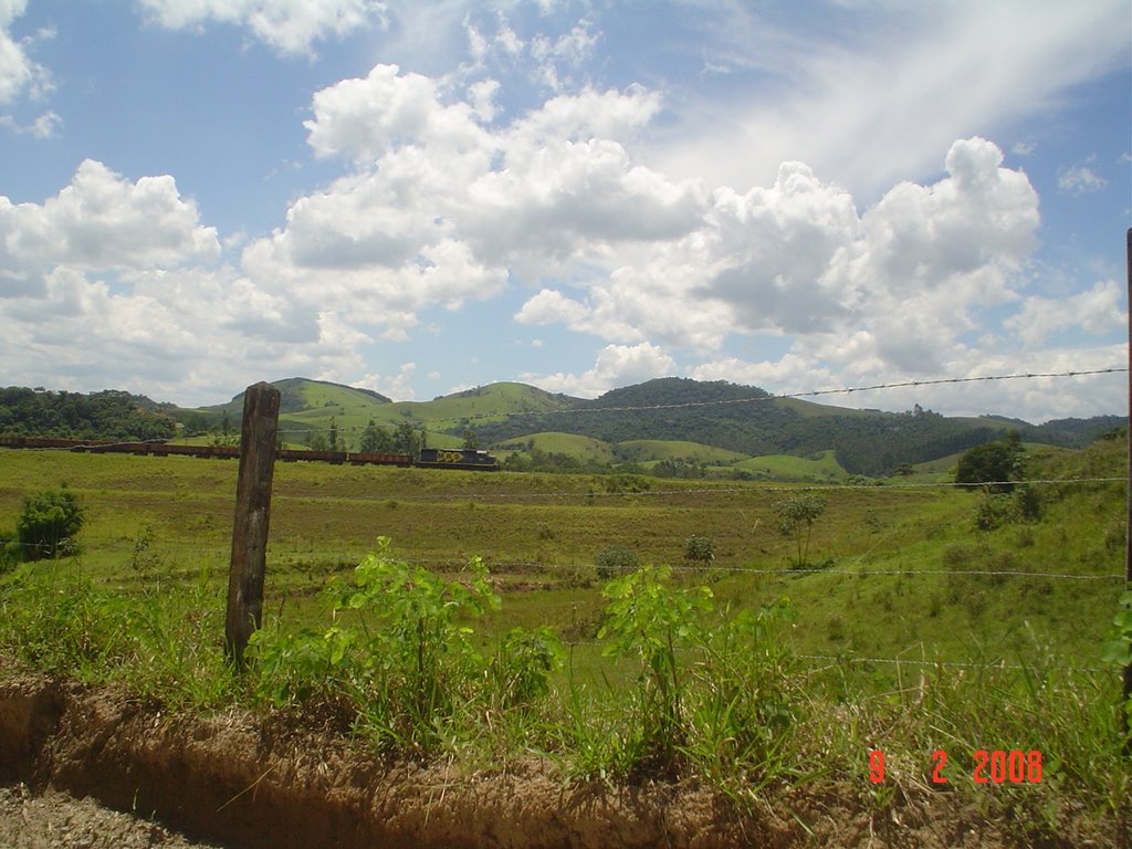 Trem de Carga - Bairro do Parateí - Zona Rural de Jacareí - São Paulo - Brasil by toninhochaves