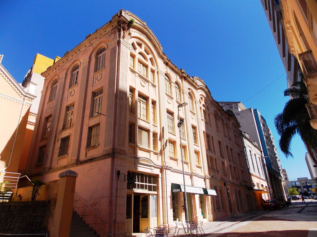 VELHO EDIFÍCIO NA RUA PADRE MIGUELINHO-FLORIANÓPOLIS by Sidnei Recco