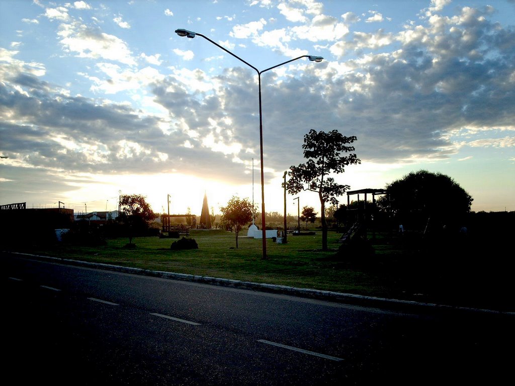 Atardecer, plaza Padre Max (foto: Juan José Mella 23/2/08). by Galería Chajarí