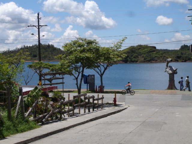 Malecon de guatape by andres estrada