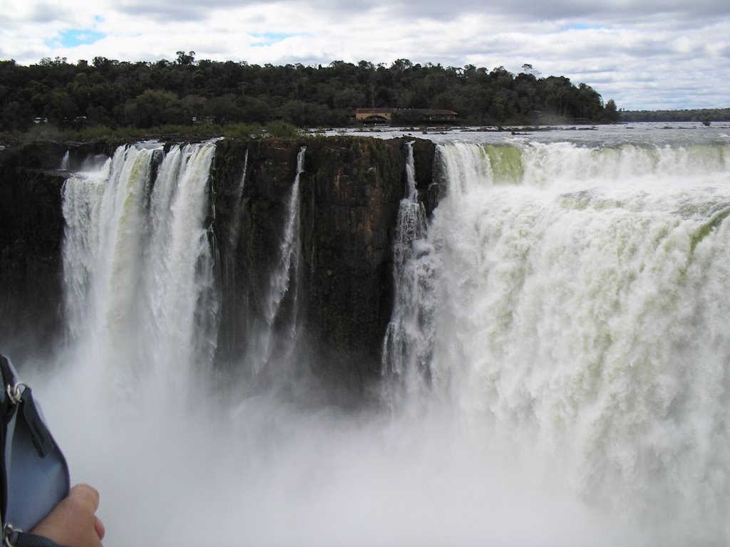 Cataratas del Iguazu, Argentina by Leonardo Bianco