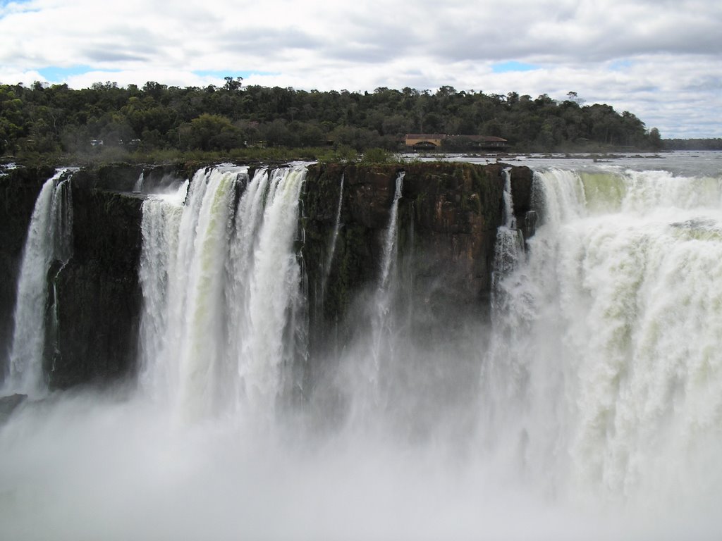 Cataratas del Iguazu, Argentina by Leonardo Bianco