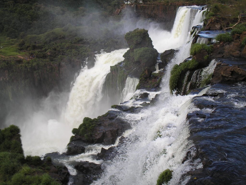 Cataratas del Iguazu, Argentina by Leonardo Bianco