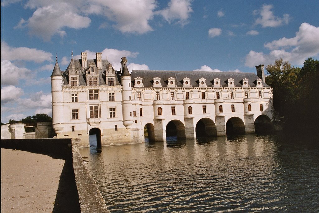 Schloss Chenonceau mit Brücke über den Cher by Gerhard Rieß