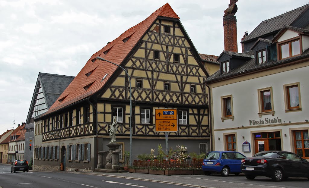 Hallstadt Fachwerk und Brückenheiliger by Contessa