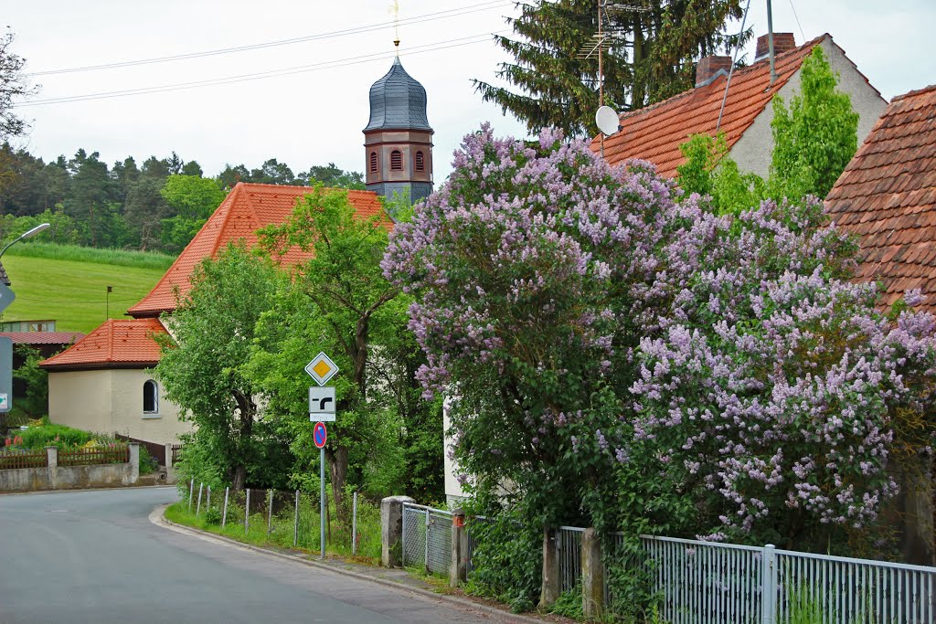 Bischberg-Weipelsdorf Ortsmitte mit Kapelle und Flieder by Contessa