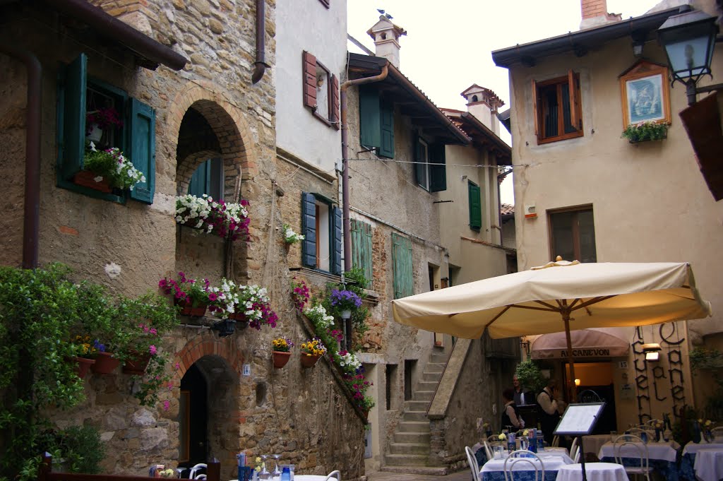 Grado, eine schöne Altstadt-Seitengasse. by gansterer