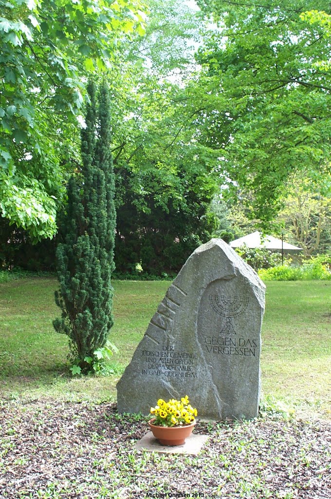 Holocaust-Gedenkstätte auf dem Friedhof in Gau-Odernheim by Michael Ohmsen