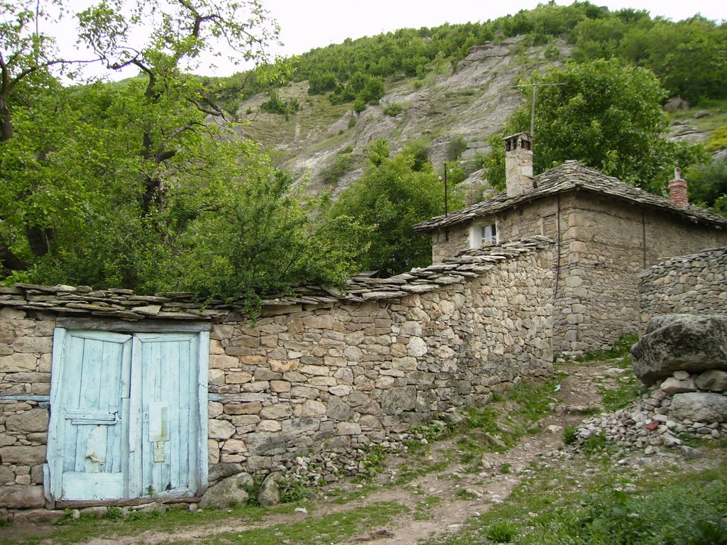 an old house in Nenkovo by kassiopea