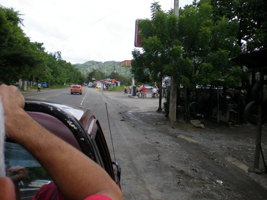 Llegando a la bomba de gasolina de Altamira. by Tom Cruz