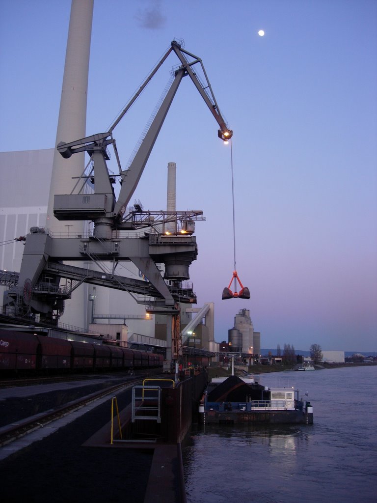 Kolen lossen bij het kraftwerk by rsijbranda