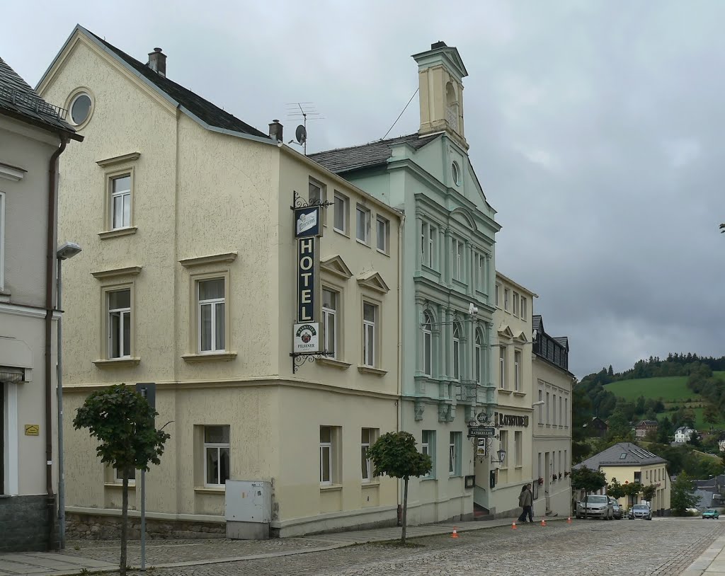 Eibenstock (Erzgeb.) - Das im 19. Jh. im spätklassizistischen Stil erbaute 3. Rathaus - heute Hotel und Restaurant "Ratskeller" by Thomas Eichler