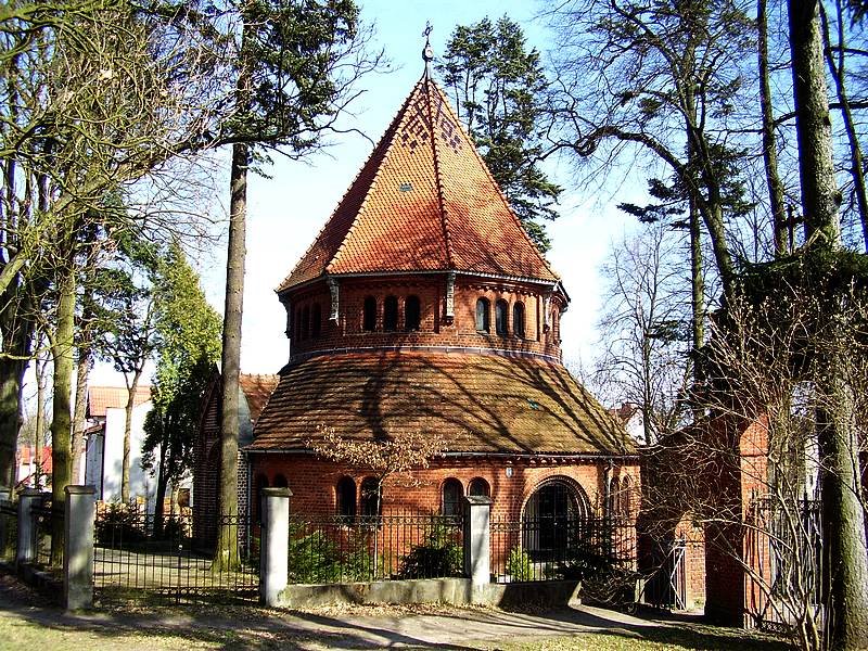 Cerkiew Świętej Trójcy.Świątynia jest byłą ewangelicką kaplicą cmentarną pochodzącą z XIX wieku,przekazaną w 1947 roku na własność parafii prawosławnej.Wewnątrz ikonostat pochodzący z rozebranej cerkwi na lubelszczyźnie. by tedesse