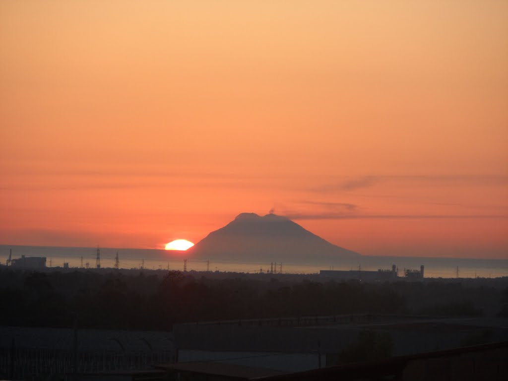 Stromboli al tramonto da Polistena by Alessandro Pochì