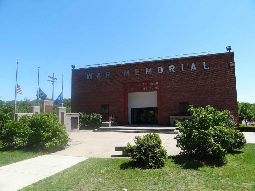 Danbury War Memorial by rogerking