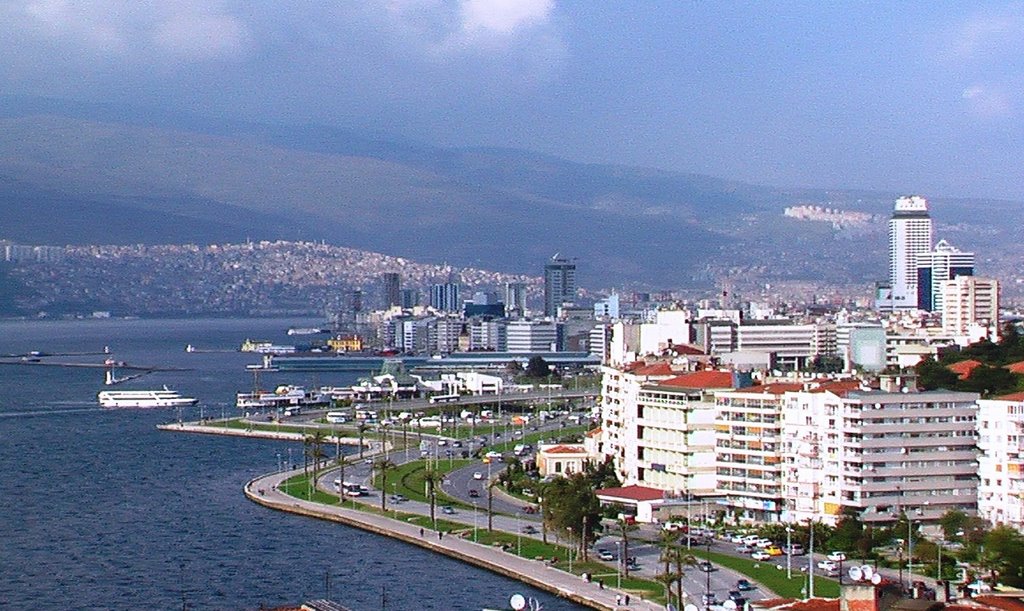 İzmir Tarihi Asansör'den Konak Sahili by Levent Canpolat