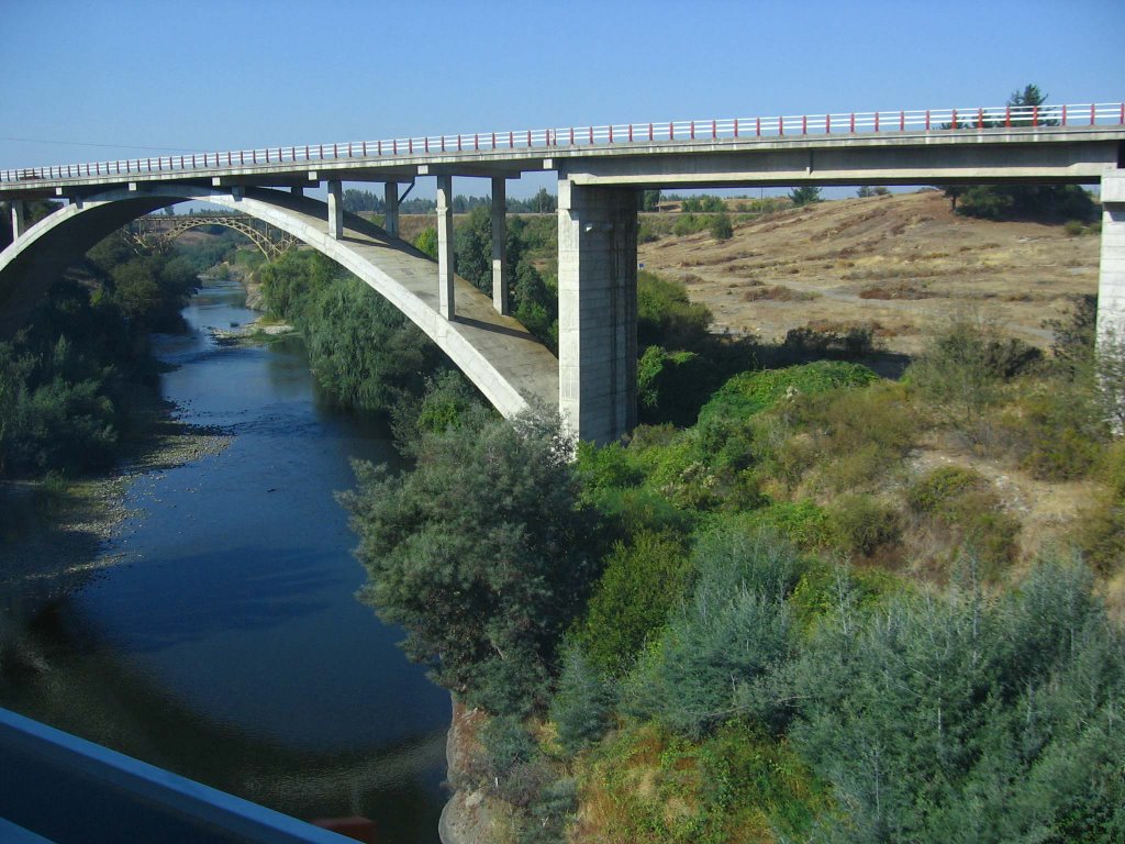 Puente sobre Rio Claro by juanelo242