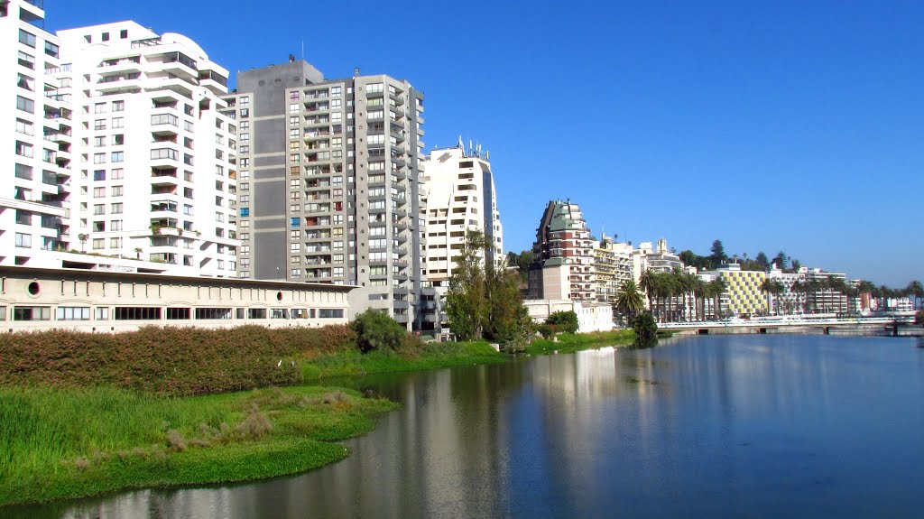 Edificios en calle La Marina de Viña del Mar by Claudio Paz