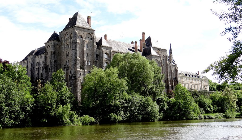 Saint Pierre de Solesmes by voigtlander,jp.pourcines