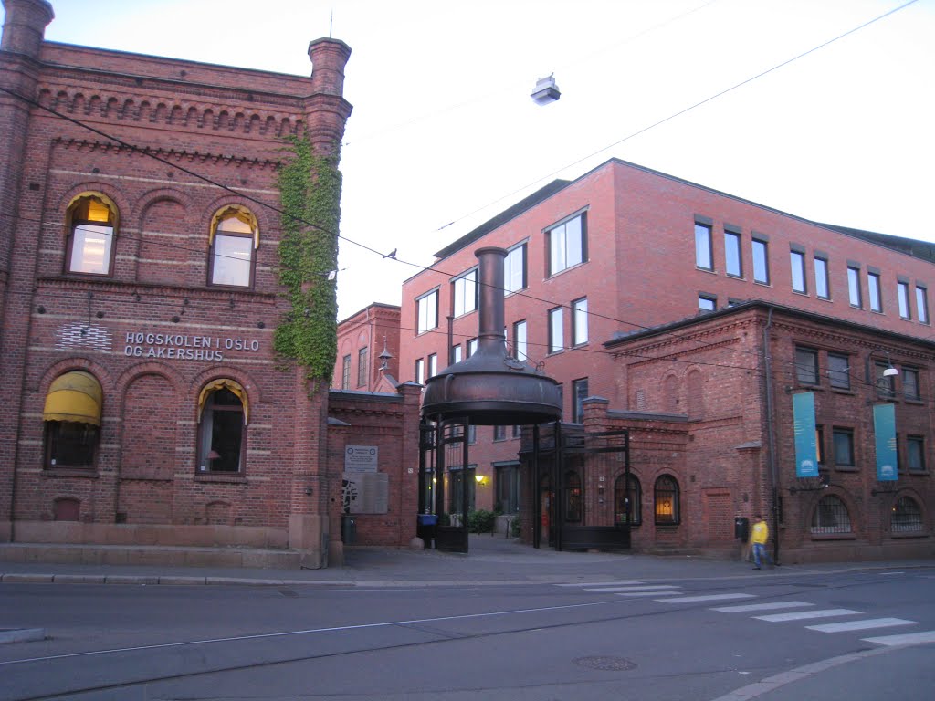 Inngangspartiet til Høgskolen i Oslo og Akershus sett fra Pilestredet - 01.06.2012 by Oslo1