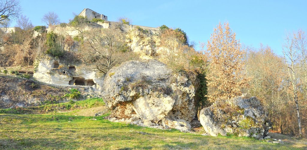 Roquecor,vue du "roc des nobis ",et de la falaise by bernard bonnin