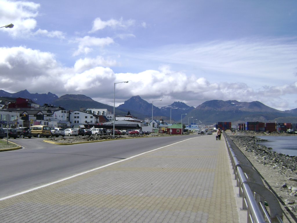 Costanera de Ushuaia (hacia los cerros) by viajero austral