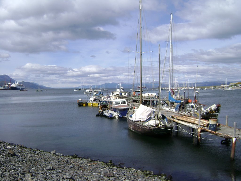 Muelle en la costanera de Ushuaia by viajero austral