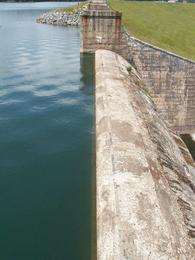 Catawba Dam Spillway by ronmak