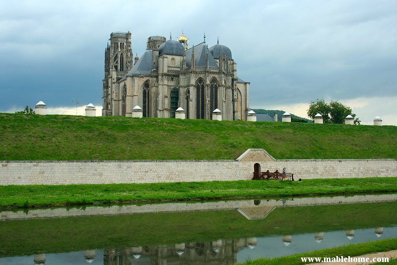 La cathédrale domine les anciens remparts construits par Vauban by mablehome