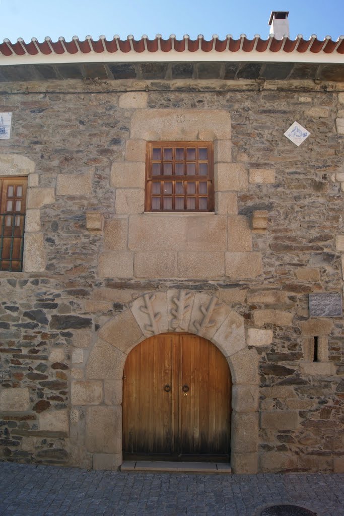 FREIXO DE ESPADA À CINTA - Freixo de Espada à Cinta - PORTA DE ARCO PERFEITO TRABALHADA E JANELA MANUELINA by LUÍS A. D. LIBERAL