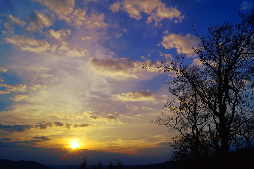 Hoch über Elleringhausen. Sonnenuntergang am Rothaarsteig. by Almöhi