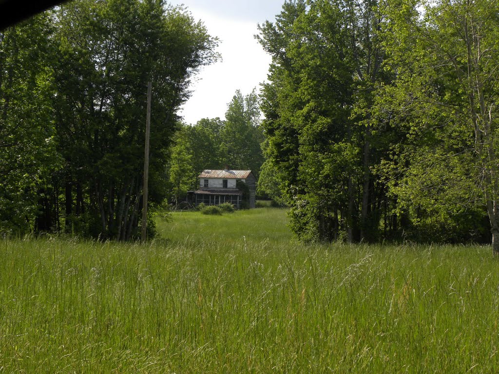 Old farmhouse by JerryBoyd