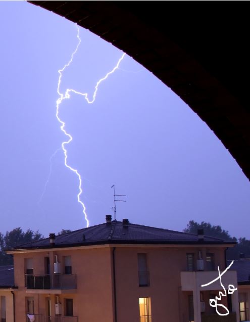 Mantova, la città di mille tramonti - La previsione meteo per i prossimi giorni? Fulmini immortalati da Guto-Mantua. by Guto-Mantua