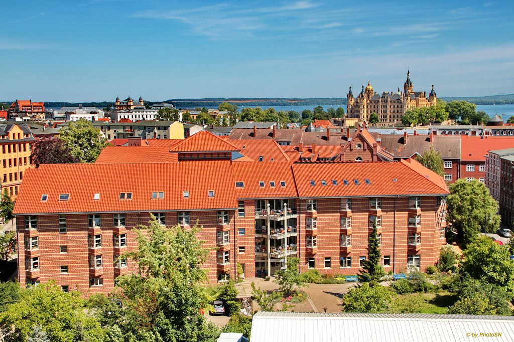 Neubau des Augustenstifts Schwerin mit Schloss im Hintergrund by PhotoSN 2