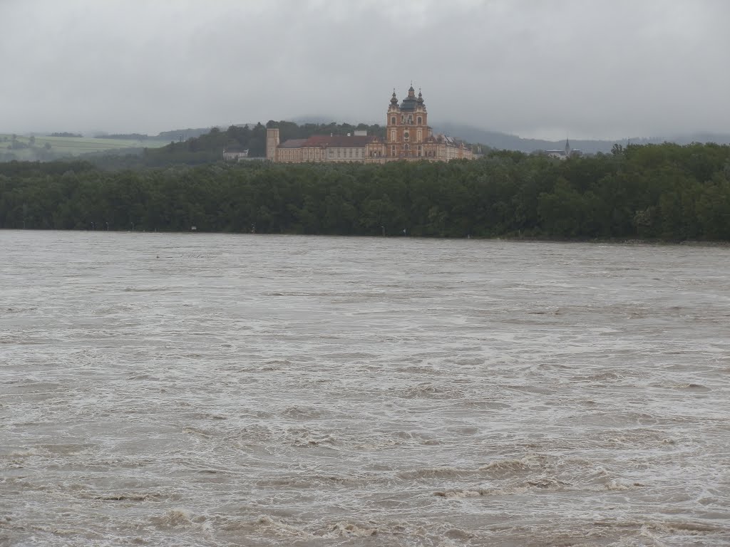 Stift Melk von Kraftwerk bei Hochwasser 2013 by rotschild