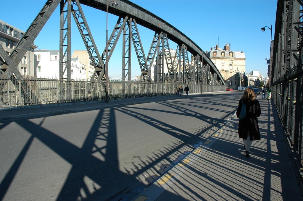 Le pont en fer boulonné de la rue de l'Aqueduc (16 février 2008) by Christophe Trinquier