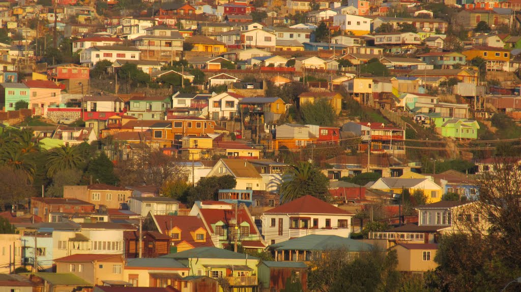 Los cerros de Valparaíso casi parecen pintados al óleo by Juan I. Z.