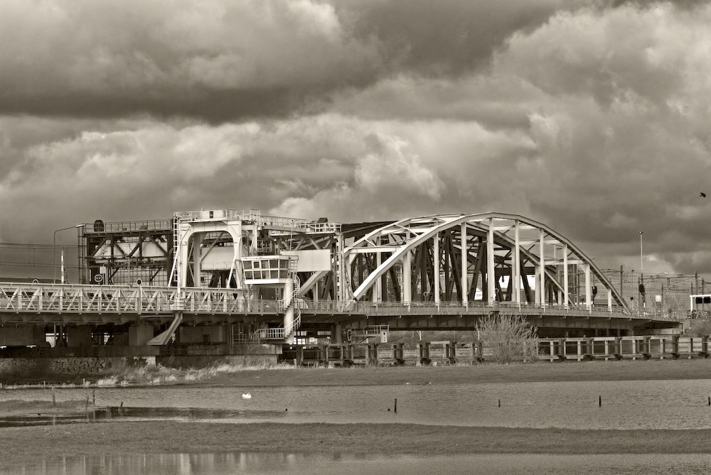 Brug over de IJssel by roneijk1963