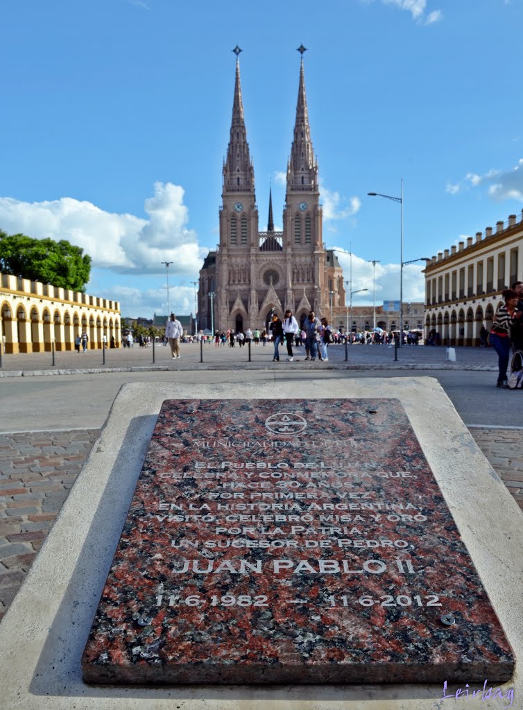 Placa conmemorativa de la primera visita a Luján de Su Santidad Juan Pablo II el día 11 de Junio de 1982 - Luján, Buenos Aires (Click para agrandar) - Look around by ►Leirbag