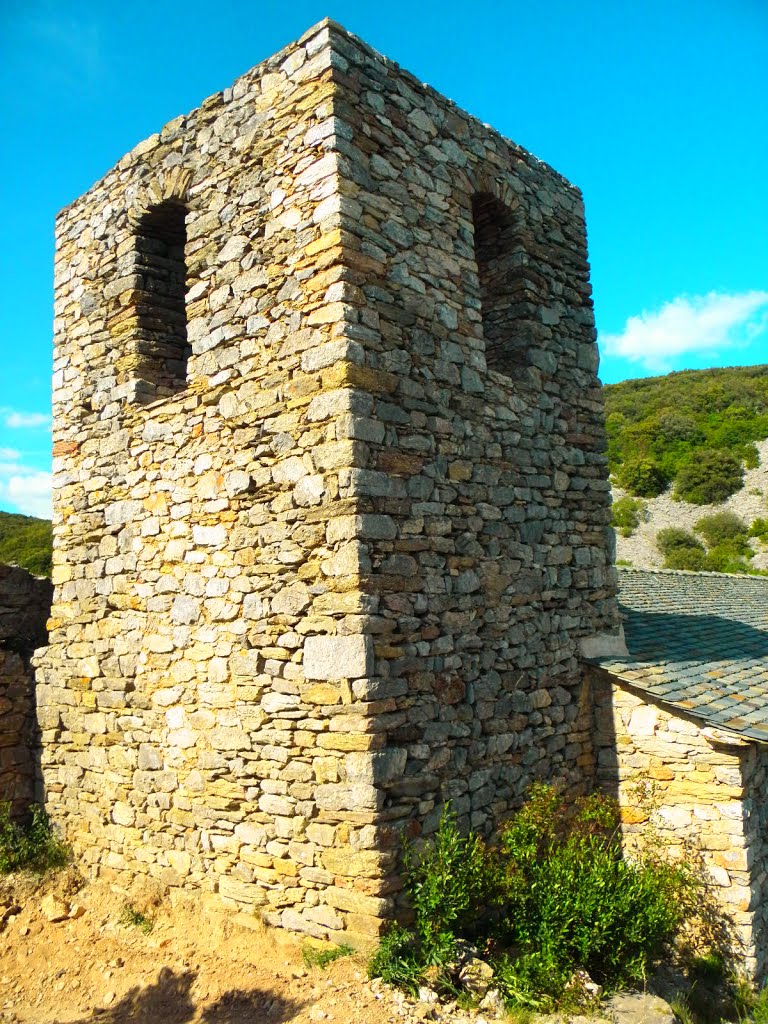 Clocher et la tour nord du château Cabrerolles by zicx