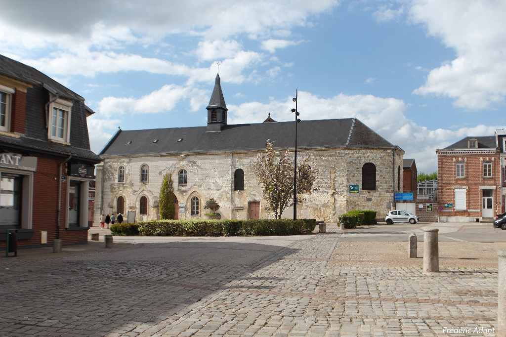 LA PLACE JEAN CATELAS A CORBIE by Frédéric Adant