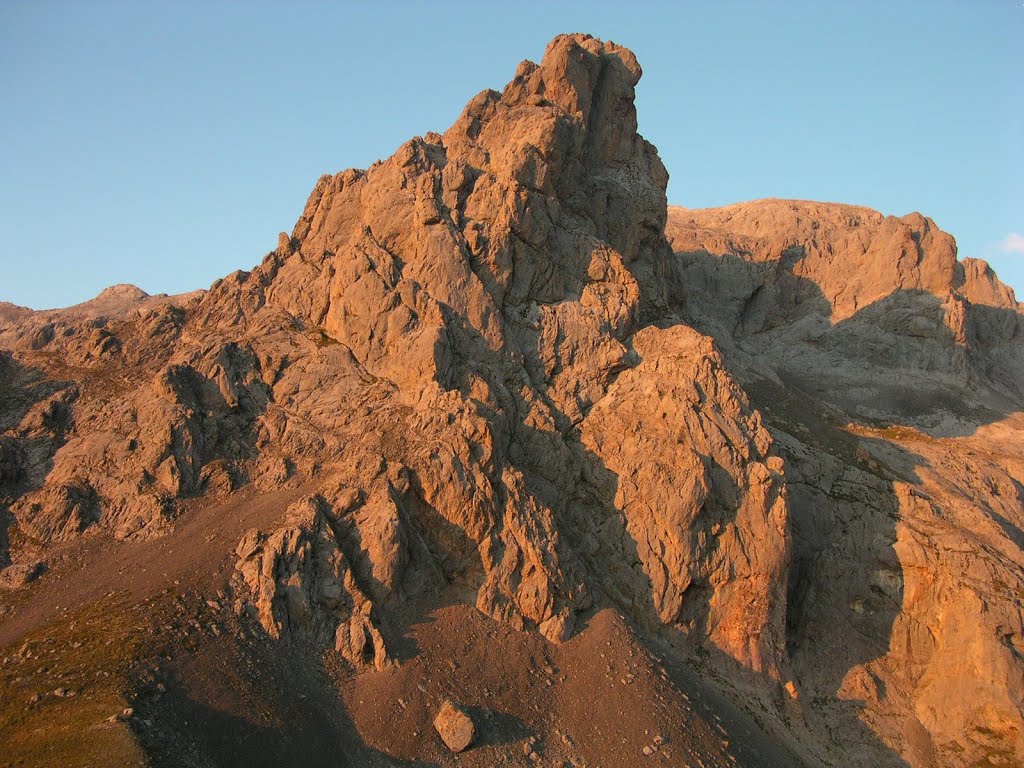 Torre Peñalba. by La Casa del Chiflón (Bulnes)