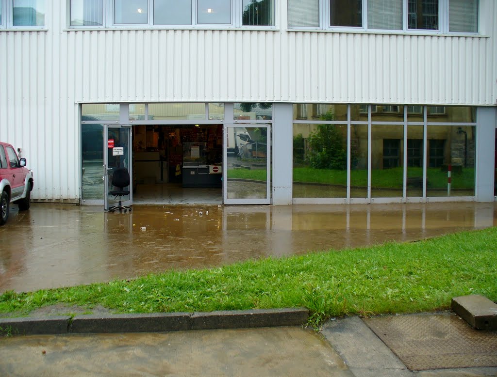 Chemnitz (SN) - Ist das Wasser wieder weg, gehts ans Entfernen von Schlamm und Dreck ... wie hier am Einrichtungsmarkt "Poco-Domäne" Wilhelm-Raabe-Straße 2 by Thomas Eichler