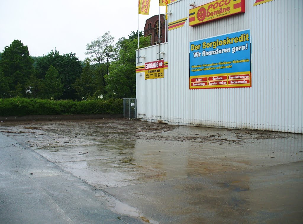 Chemnitz (SN) - Ist das Wasser wieder weg, bleibt der Schlamm und Dreck ... wie hier am Einrichtungsmarkt "Poco-Domäne" Wilhelm-Raabe-Straße 2 by Thomas Eichler