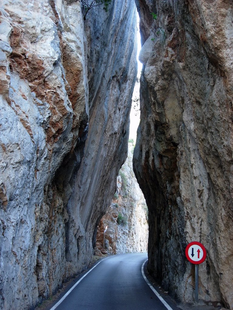 Strassenschlucht by Cennibell