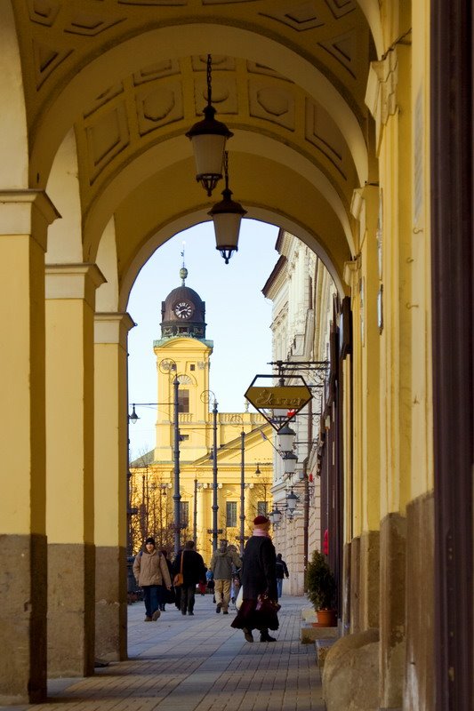 Nagytemplom az árkádok alól by Kovács P. Attila