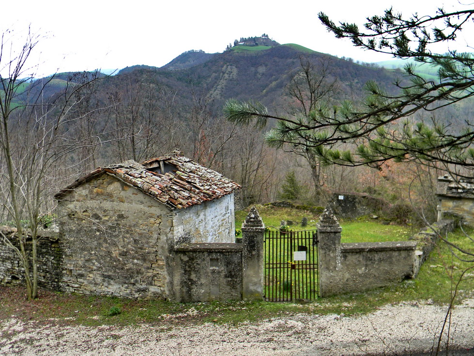 Poggio alla Lastra; piccolo cimitero ormai abbandonato tra i monti della Romagna-Toscana by antenoremalatesta